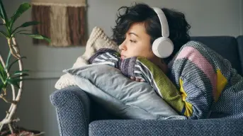 Audífonos Sony económicos con rendimiento de batería por más de 2 días y cancelación de ruido