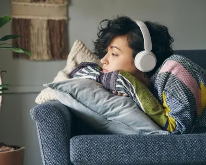 Audífonos Sony económicos con rendimiento de batería por más de 2 días y cancelación de ruido