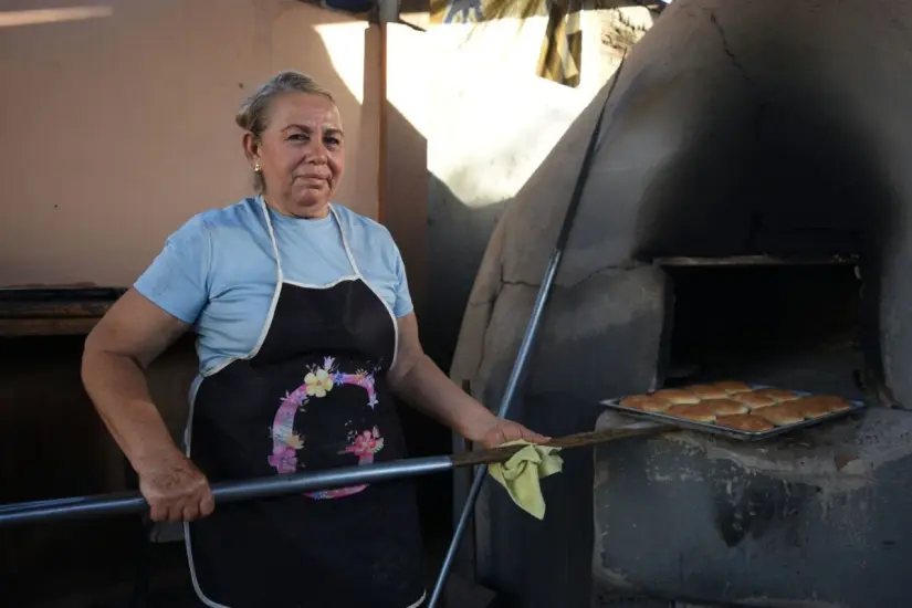 Doña Rosa, 28 años horneando esperanza en Culiacán Doña Rosa, hornea desde hace casi 30 años, entregando fortaleza, pasión y esperanza. Agradece la fidelidad de sus clientes quienes forman parte de esta historia. Foto: Juan Madrigal