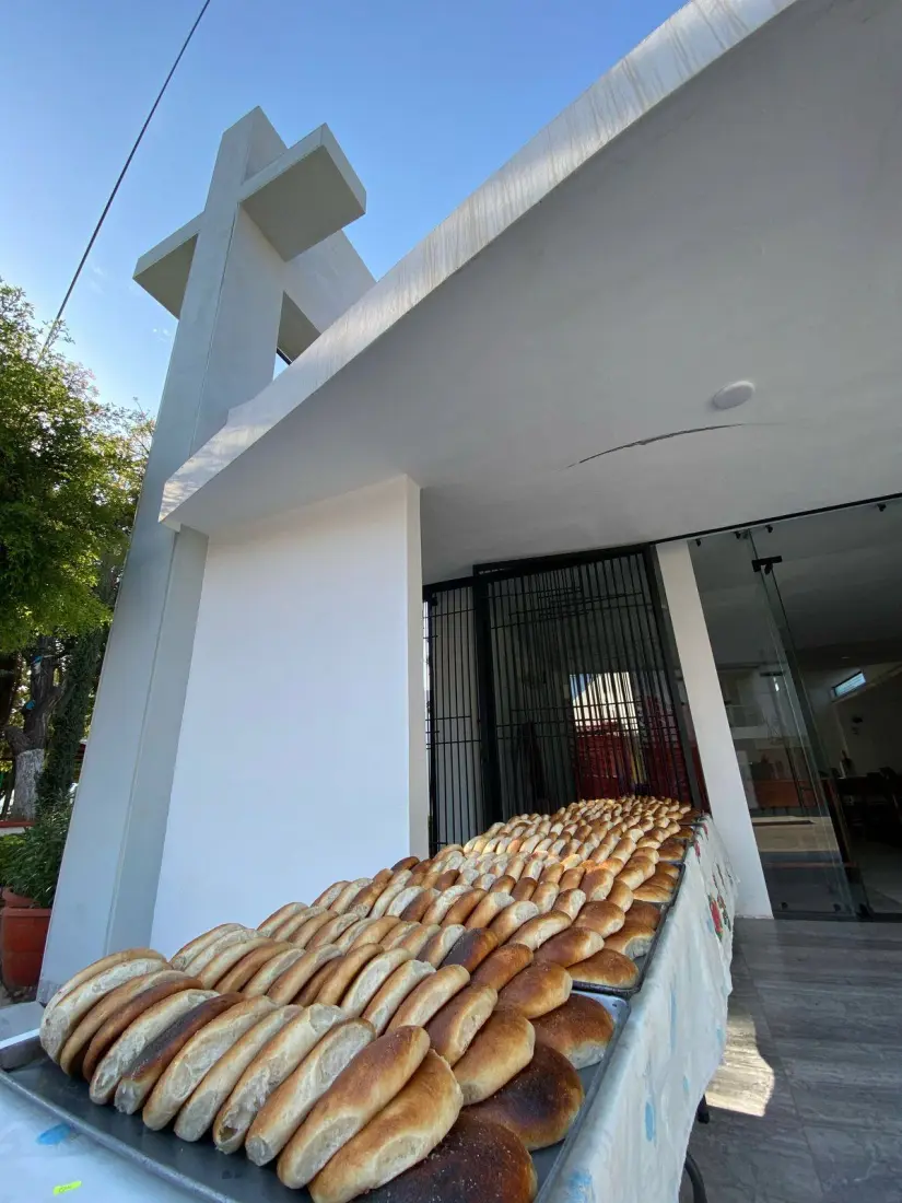 Doña Rosa, 28 años horneando esperanza en Culiacán En la panadería Doña Rosa, cada pan es más que alimento: es una ofrenda hecha con fe y cariño. Desde hace años, ella hornea el pan que se bendice en Semana Santa en las parroquias de Las Huertas y Las Quintas.