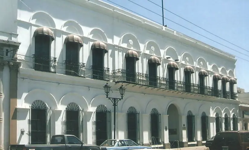 El arquitecto Luis F. Molina fue el asignado para hacer crecer la obra arquitectónica con la elaboración de una segunda planta. El arquitecto Luis F. Molina fue el asignado para hacer crecer la obra arquitectónica con la elaboración de una segunda planta.