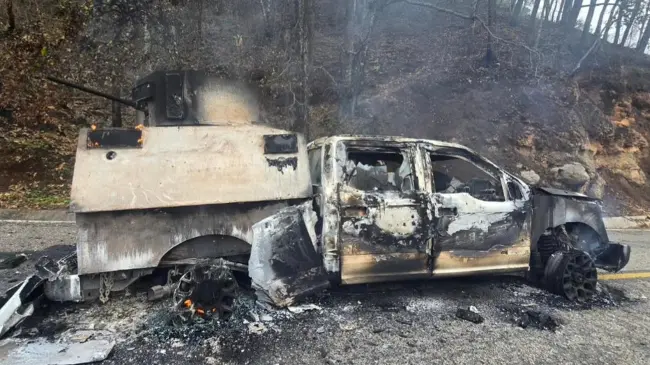 Un enfrentamiento armado en plena carretera de Sinaloa terminó con el aseguramiento de un arsenal que incluía una ametralladora calibre .50 y un lanzagranadas casero.
