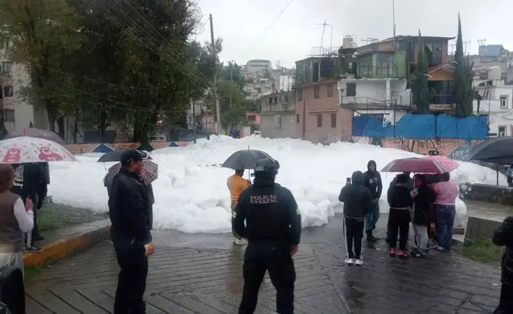 Espuma abundante en Naucalpan. Foto: Cortesía Espuma abundante en Naucalpan. Foto: Cortesía