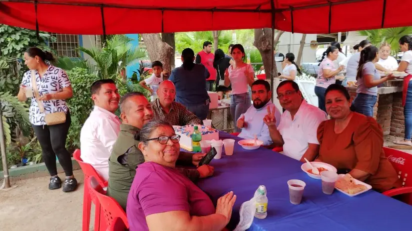 Celebran a San Juan Bautista con fe y alegría en Culiacán Padre Juan José Cuevas Espinoza, disfruta de su cumpleaños con la comunidad de la capilla San Juan Bautista y en compañía de otros sacerdotes: Pbro. Oscar Becerril Plata y Pbro. Manuel de Jesús Mariscales.