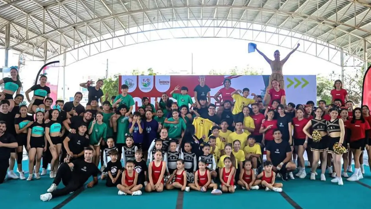 Con muy buen ánimo los niños y jóvenes de Navolato realizaron una gran exhibición junto con sus porras.