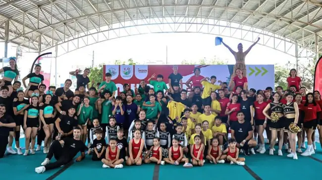 Con muy buen ánimo los niños y jóvenes de Navolato realizaron una gran exhibición junto con sus porras.