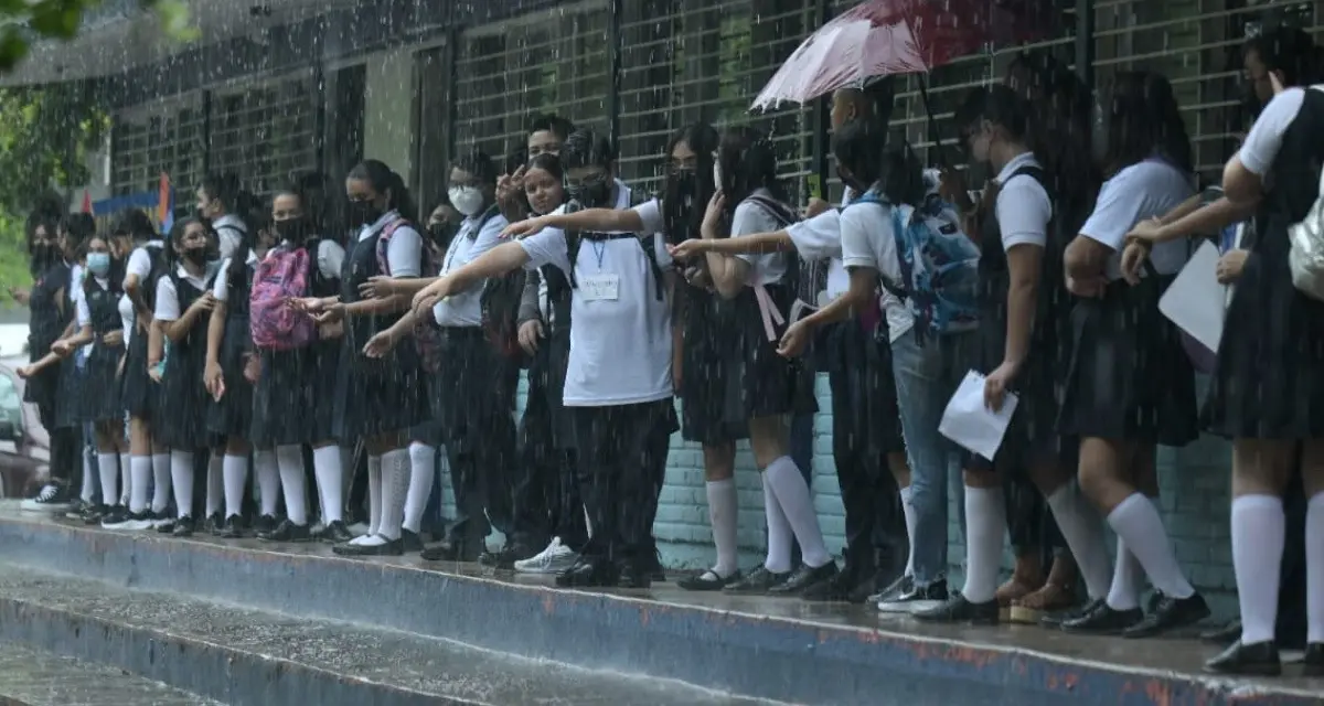 Ante las recientes lluvias en diferentes entidades, se ha tomado la decisión de adelantar el ciclo escolar en algunos estados del país. Foto: Cortesía.