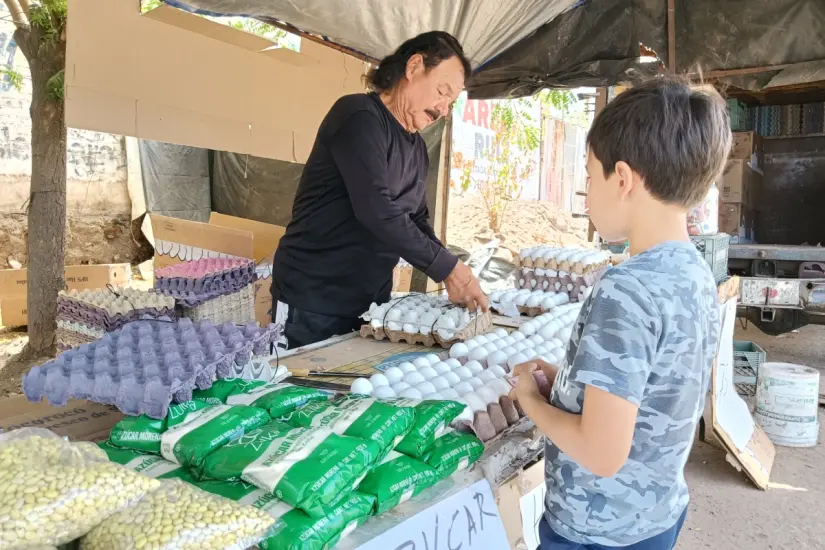 imagen recuadro Más allá de los productos que vende, don Héctor ofrece algo más valioso: confianza.