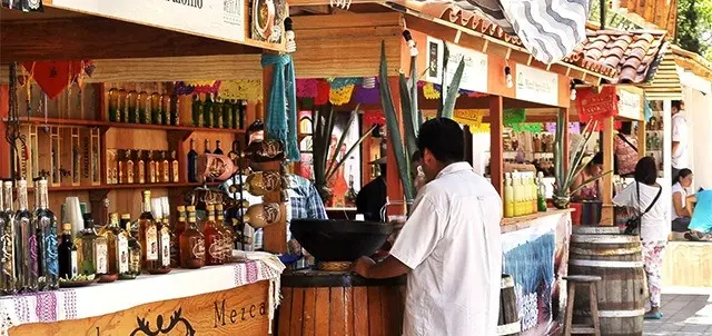 Disfruta de está tradicional bebida en la Feria del Mezcal en Oaxaca. Foto: Cortesía. Disfruta de está tradicional bebida en la Feria del Mezcal en Oaxaca. Foto: Cortesía.