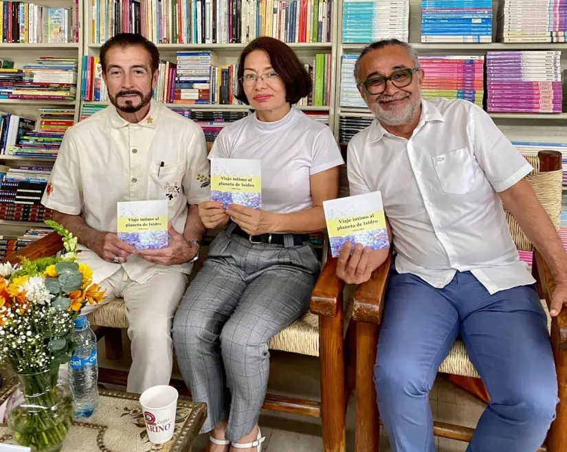 Un niño, un sueño, un legado: así nació “Viaje íntimo al planeta de Isidro”. Presentación emotiva del libro “Viaje íntimo al planeta de Isidro” a cargo de José Efraín Cerritos, Dora Gárnica y Alberto Solían.