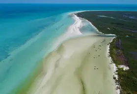 Guía para visitar Holbox: qué ver, cómo llegar y cuánto cuesta el ferry