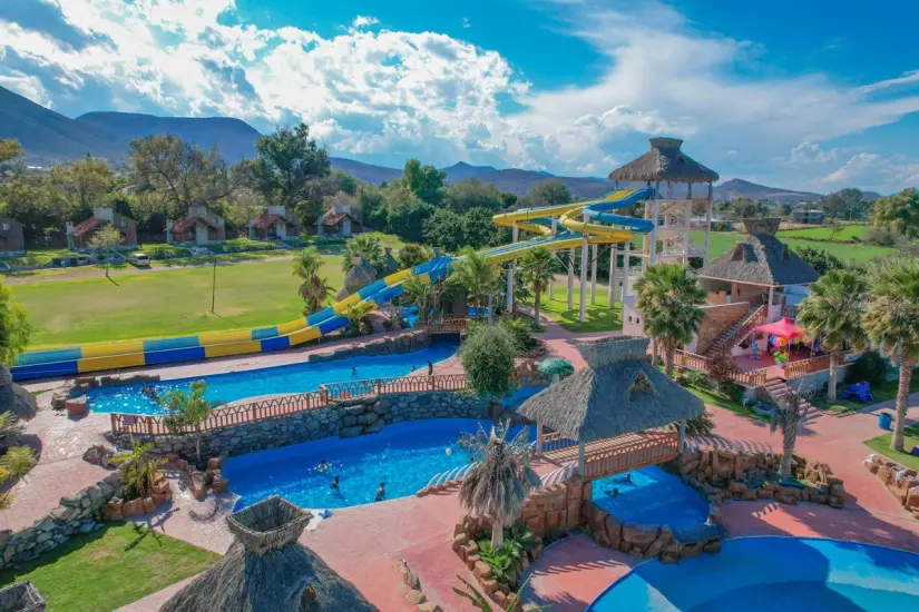 imagen recuadro Vista de toboganes y de la alberca principal del Balneario Valle Paraíso de Ixmiquilpan