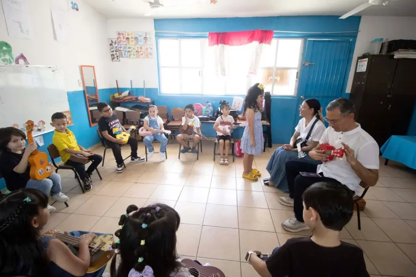 “Ukecuentos” llega al Jardín de Niños Amado Nervo en Culiacán Con ukeleles y cuentos, niñas y niños construyen comunidad en Culiacán. Foto: IMCC
