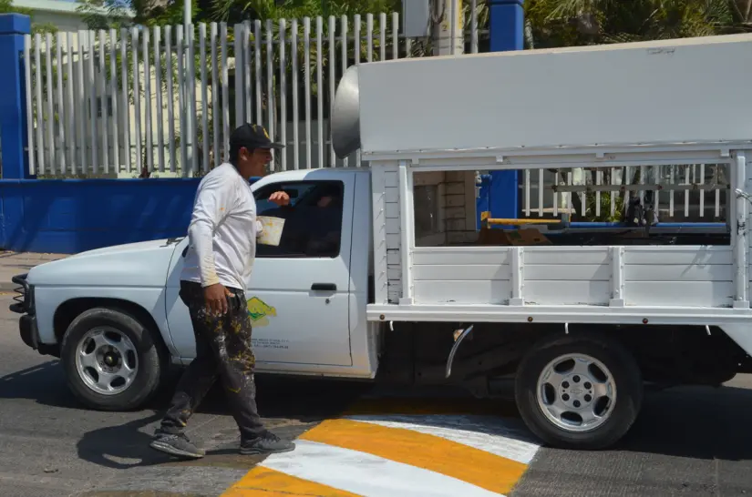 Pintor, electricista, plomero y carpintero, Ángel es un hombre de múltiples oficios que encontró en los topes una forma de vivir con propósito Ángel, la necesidad propia la ha transformado en un servicio útil para todos, un ejemplo de que cuando se quiere, se puede ayudar y salir adelante a la vez. Foto: Juan Madrigal
