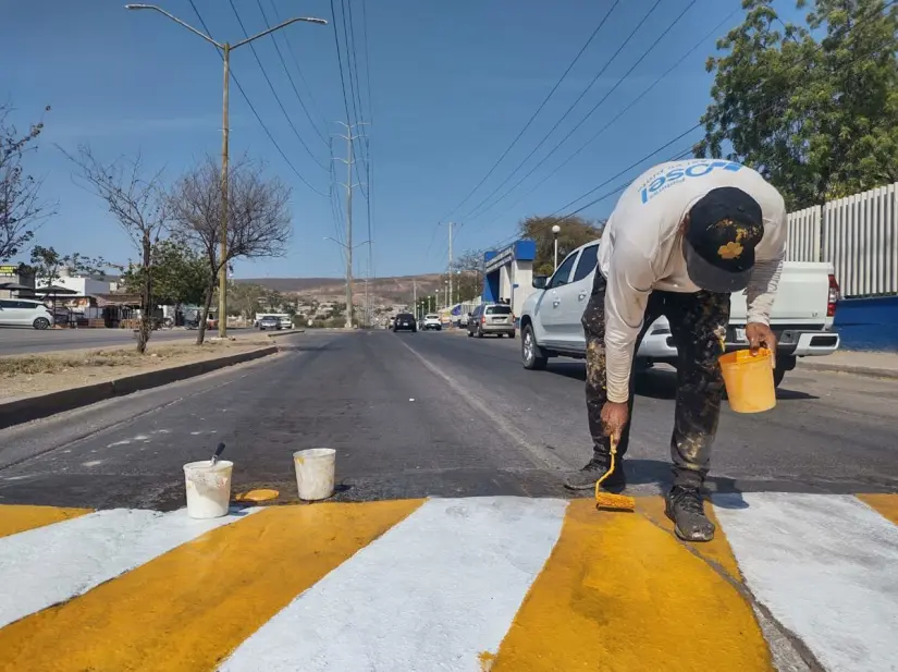 Ángel pinta topes para cuidar vidas en Culiacán Bajo el sol, entre el asfalto y con brocha en mano, Ángel transforma la necesidad en servicio y compromiso ciudadano. Foto: Juan Madrigal