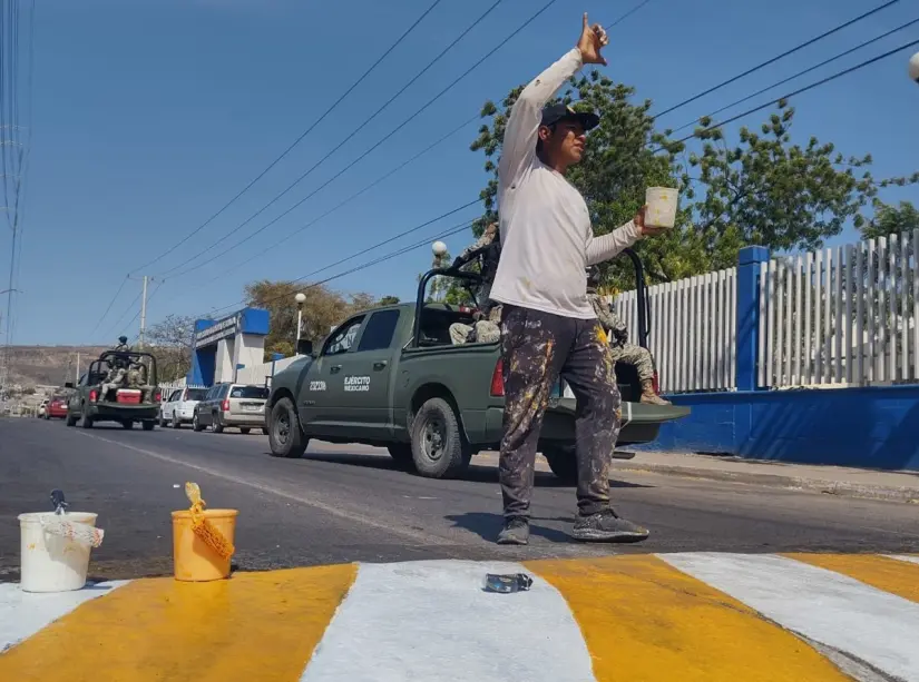 Bajo el sol, entre el asfalto y con brocha en mano, Ángel transforma la necesidad en servicio y compromiso ciudadano Pintor, electricista, plomero y carpintero, Ángel es un hombre de múltiples oficios que encontró en los topes una forma de vivir con propósito. Foto: Juan Madrigal