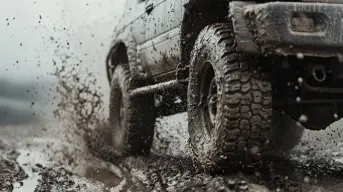 Conducir bajo la lluvia puede ser peligroso si no usas las llantas correctas