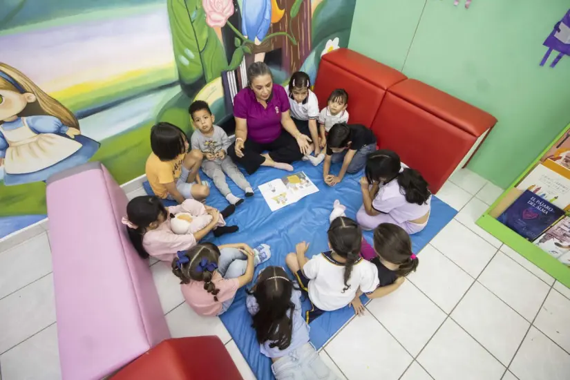 Biblioteca “Rosa María Peraza” Entre cuentos y colores, niñas y niños descubren el poder de sentir y crear. Foto: IMCC