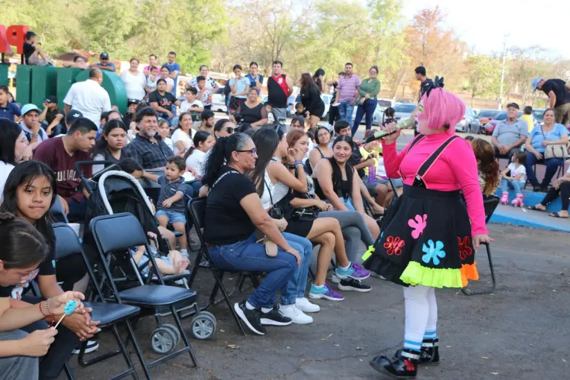 Fify, la payasita que roba carcajadas y corazones en Culiacán La Payasita Fify bajó del escenario para convivir de cerca con el público, tomarse fotos y seguir contagiando alegría. Foto: IMCC