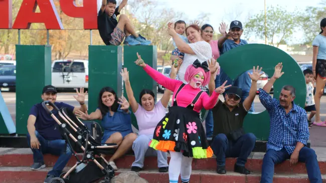 La Payasita Fify desbordó alegría y buen humor durante su participación en el programa Itiner-Arte , contagiando de sonrisas a niñas, niños y familias enteras en el Parque Culiacán 87. Foto: IMCC