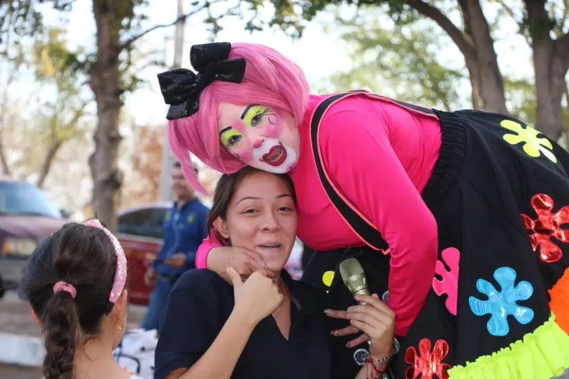 La Payasita Fify bajó del escenario para convivir de cerca con el público, tomarse fotos y seguir contagiando alegría. La energía y cercanía de Fify transformaron el escenario en un espacio de risas, juegos y convivencia familiar. Foto: IMCC