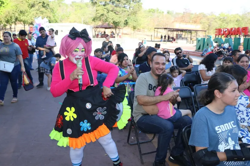 La energía y cercanía de Fify transformaron el escenario en un espacio de risas, juegos y convivencia familiar En cada carcajada, Fify dejó una chispa de felicidad en las familias de Culiacán. Foto: IMCC