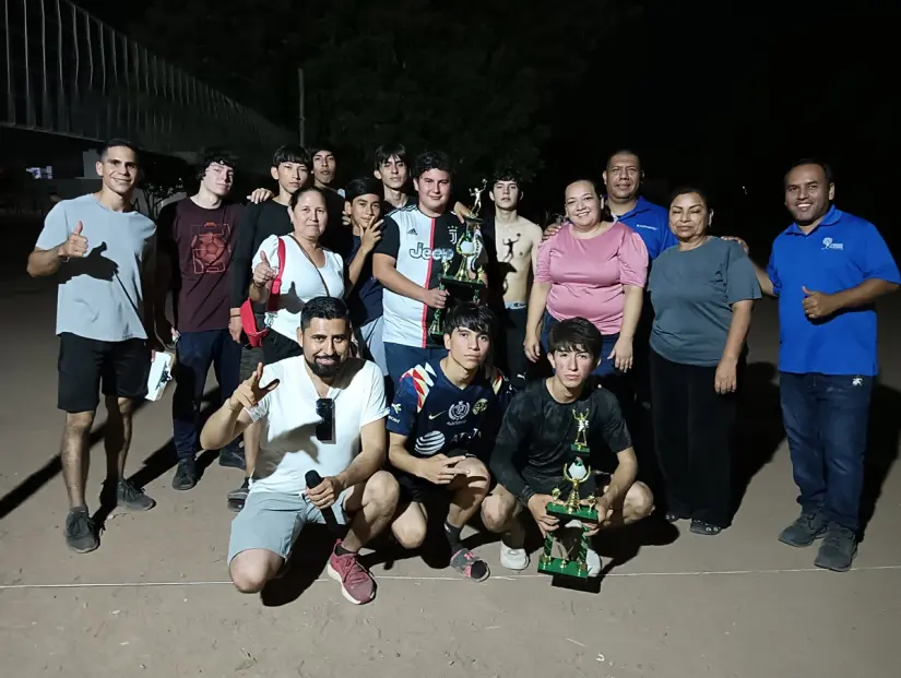 imagen recuadro Jóvenes y vecinos, todos juntos para la foto del recuerdo al finalizar el torneo relámpago organizado por Parques Alegres IAP en Valle del Agua.