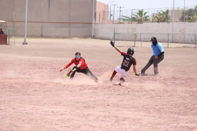 Kyara Osuna Lizárraga juega como Fielder, una posición que requiere de toda su concentración. Kyara Osuna Lizárraga juega como Fielder, una posición que requiere de toda su concentración. Foto:Urielpayan_fotografía.