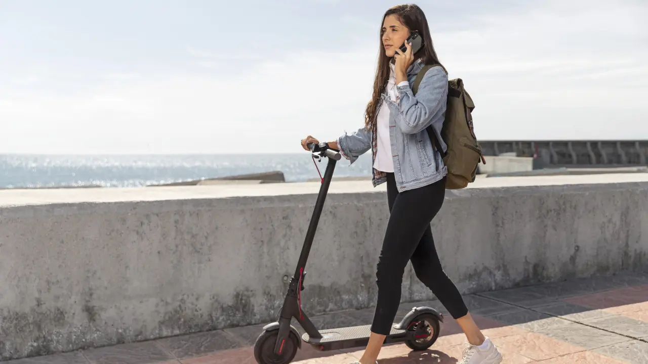 Estos son los detalles de las sanciones por mal uso de scooter en Mazatlán. Foto: Freepik.