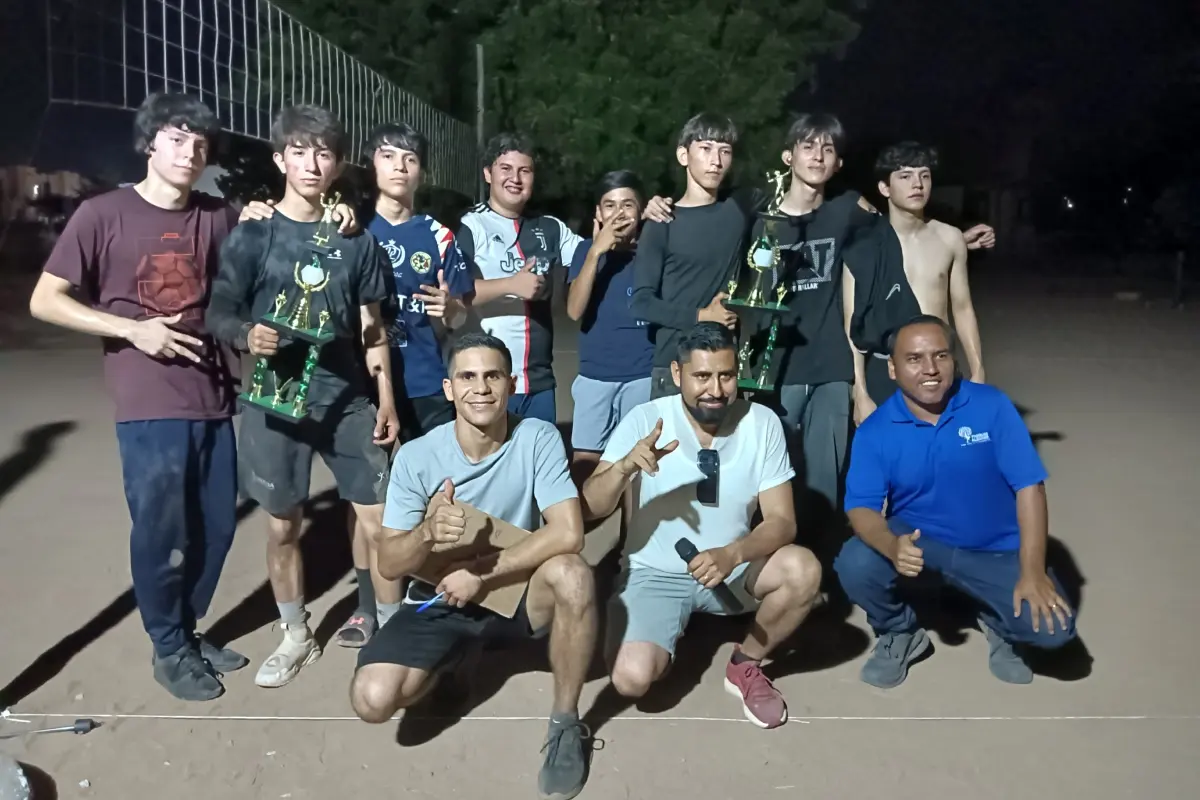 Parte del objetivo que promueve Parques Alegres con estos torneos relámpagos itinerantes en el sector de Los Ángeles, es que los jóvenes se apropien del espacio desde una lógica positiva, constructiva, comunitaria. | Imágenes de Francisco Castro
