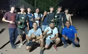El volibol une a la comunidad: jóvenes y vecinos mejoran el parque Valle del Agua con deporte