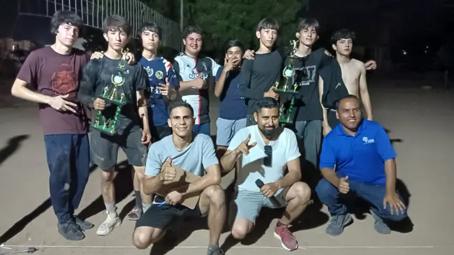 Parte del objetivo que promueve Parques Alegres con estos torneos relámpagos itinerantes en el sector de Los Ángeles, es que los jóvenes se apropien del espacio desde una lógica positiva, constructiva, comunitaria. | Imágenes de Francisco Castro