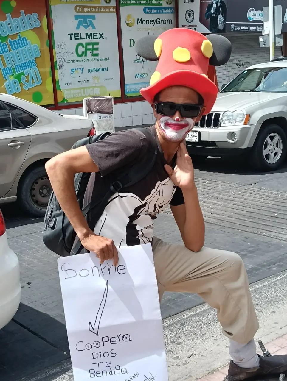 Con la mejor actitud el payasito 