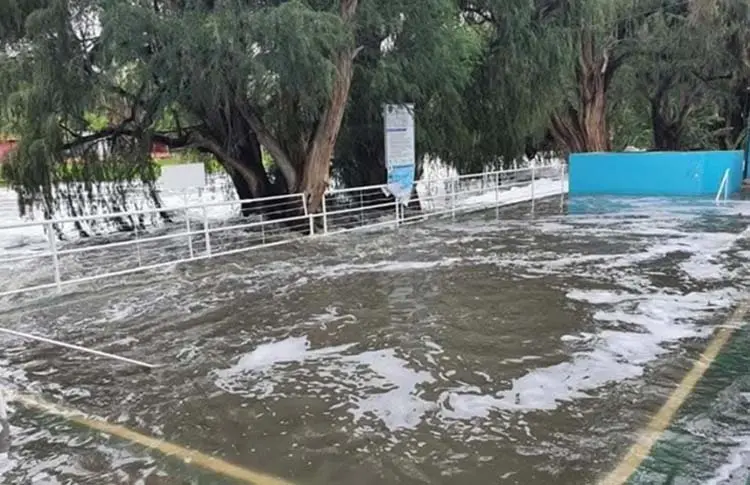 Por fuertes lluvias que han azotado en el estado de Hidalgo varíos cuerpos de agua han presentado desbordamiento y afectan a inmuebles cercanos. Foto: Cortesía. Por fuertes lluvias que han azotado en el estado de Hidalgo varíos cuerpos de agua han presentado desbordamiento y afectan a inmuebles cercanos. Foto: Cortesía.