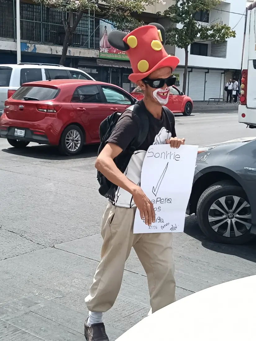 En medio de los carros se gana la vida y saca una sonrisa a los automovilistas. En medio de los carros se gana la vida y saca una sonrisa a los automovilistas.