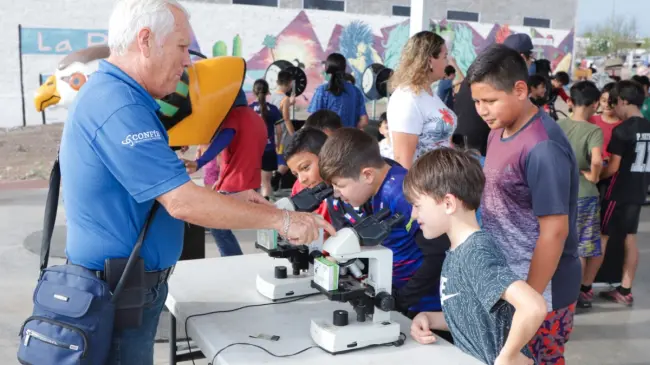 Decenas de niñas, niños, jóvenes y adultos disfrutaron de una tarde de ciencia en el Parque Prados del Sol 2 del Desierto, una estrategia hecha posible gracias al esfuerzo de Parques Alegres IAP, Confíe y el Centro de Ciencias. | Imágenes de Francisco Castro y cortesía del Centro de Ciencias de Sinaloa