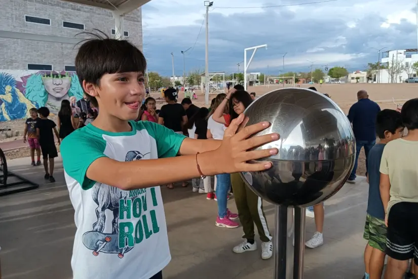 imagen recuadro Este equipo permitió a los asistentes experimentar el efecto del magnetismo, pues al tacto con la esfera, los cabellos se les pusieron de punta.