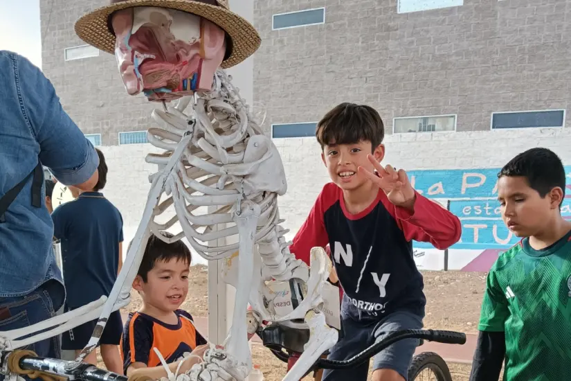 imagen recuadro Niñas y niños disfrutaron de esta bicicleta que al pedalear simula el movimiento del esqueleto humano.