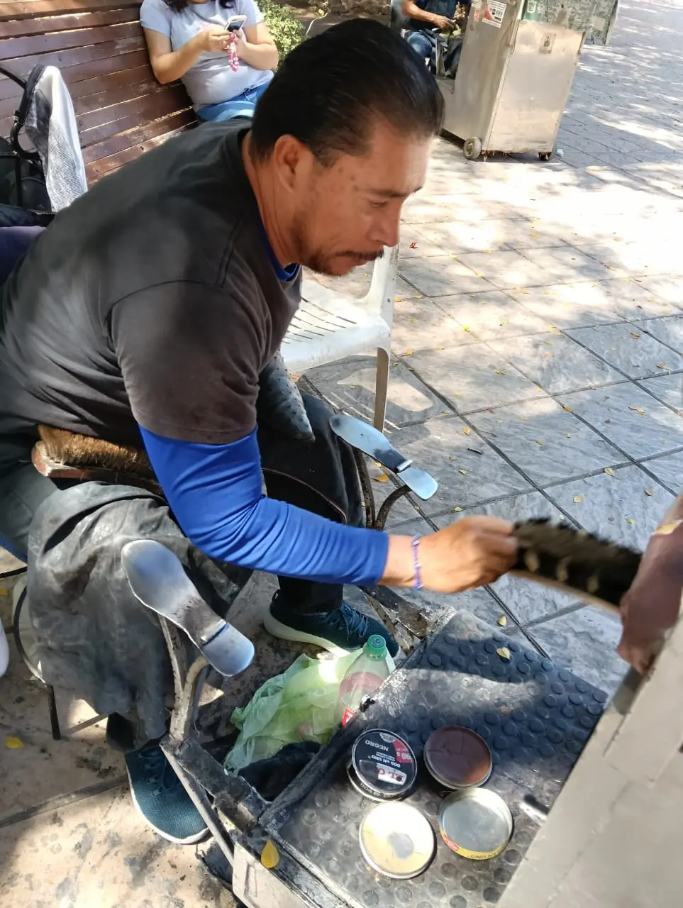 Trabajando como lustrador de calzado ha logrado sacar adelante a su familia.