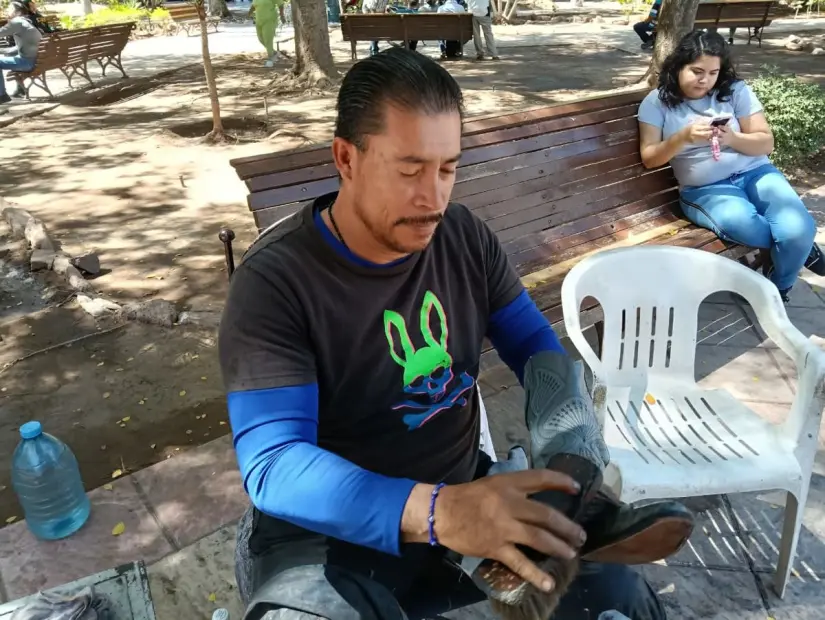 Armando es un ejemplo de disciplina con tanto tiempo de trabajo dedicado a lustrar calzado. Armando es un ejemplo de disciplina con tanto tiempo de trabajo dedicado a lustrar calzado.
