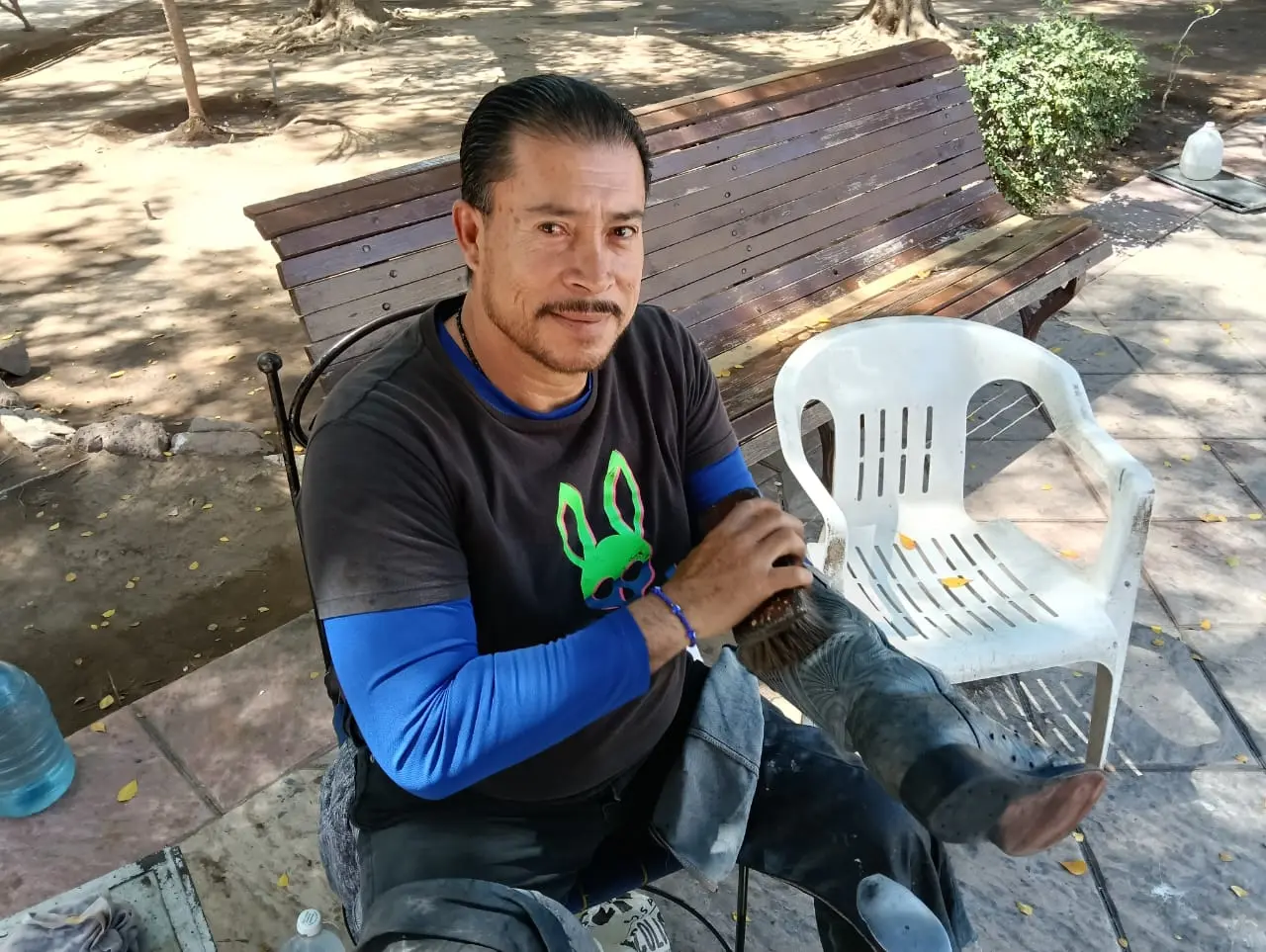 Armando tiene una vida dedicada a lustrar calzado. Trabaja todos los días para llevar el sustento a su hogar.