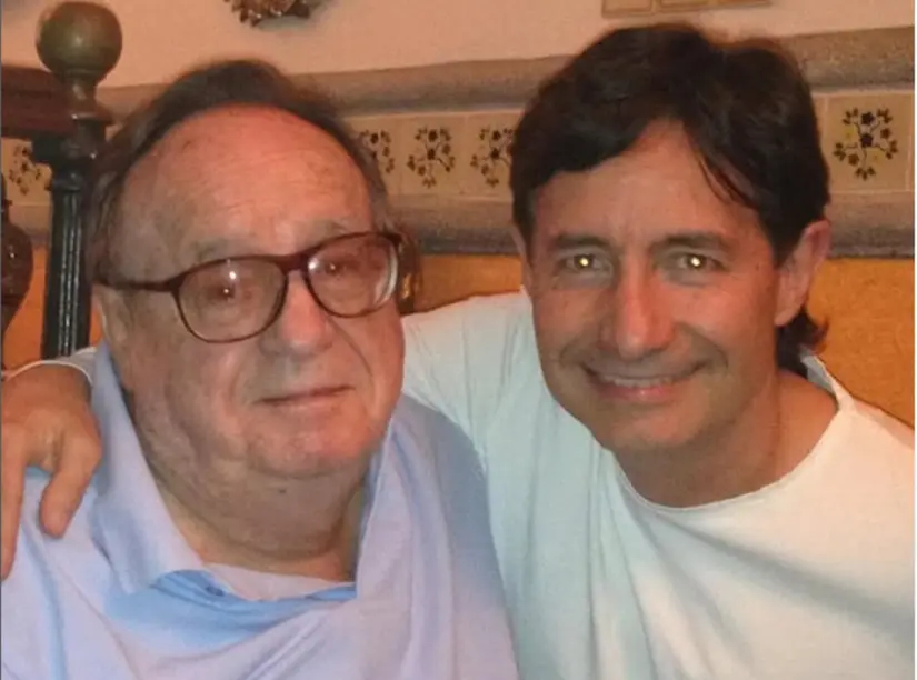 Chespirito al lado de su único hijo varón. Chespirito al lado de su único hijo varón.