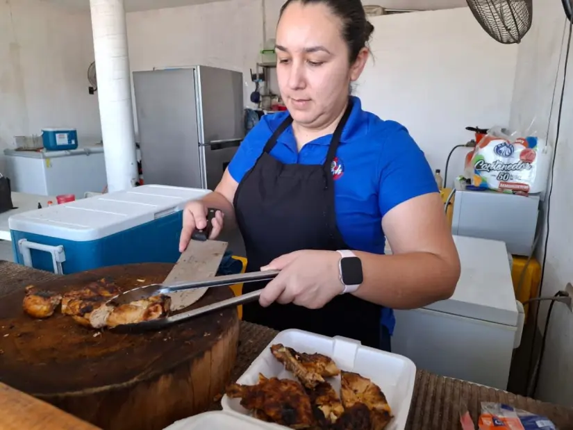 María Zamudio, esposa y aliada en el mejor sazón de los pollos asados