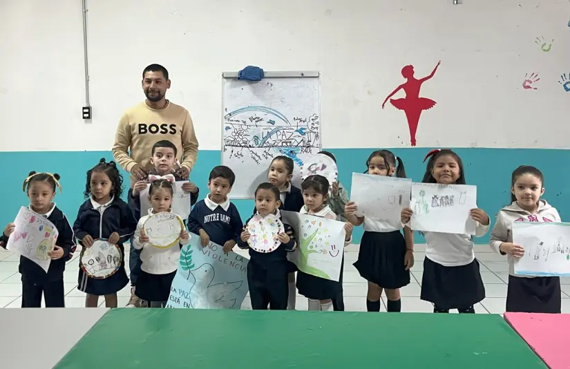 Niñas y niños pintan mural por la paz en Culiacán Denser y estudiantes del Jardín de Niños, Dora Ayala Castro que se ubica en la colonia Sinaloa pintan mural que une arte y valores. Foto: Cortesía/ SUMA