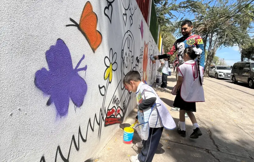 Niñas y niños pintan mural por la paz en Culiacán Con colores y esperanza, niños y niñas de preescolar crean mural que promueve una cultura de paz en Culiacán. Foto: Cortesía / SUMA