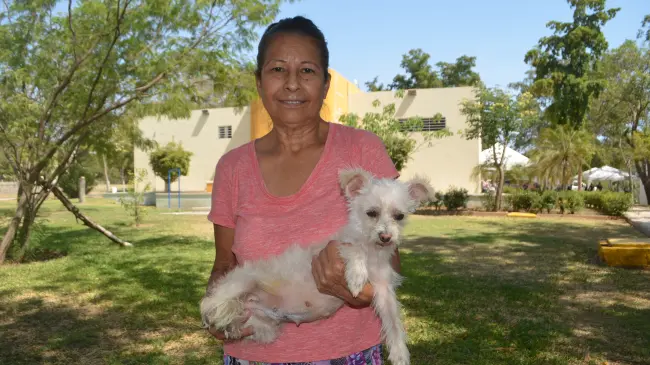 Con amor y convicción, Norma y “Chiquita” nos recuerdan que el respeto animal inicia en casa. Foto: Juan Madrigal