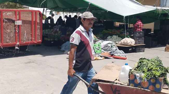 Calles pavimentadas y mejoras urbanas fortalecen el tradicional tianguis de los viernes en la colonia Guadalupe Victoria. Foto: Juan Madrigal