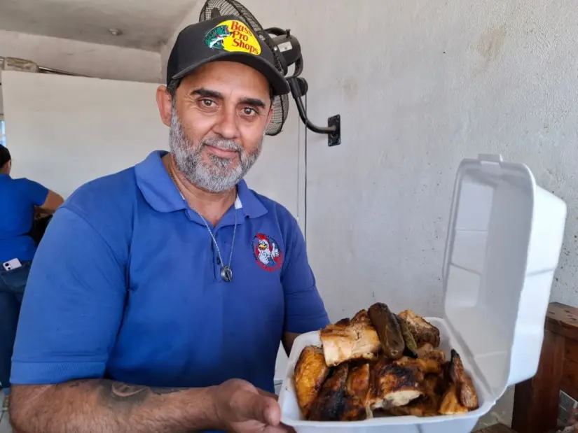 Un asador prestado y la magia del humo hicieron las primeras ventas de pollo asado