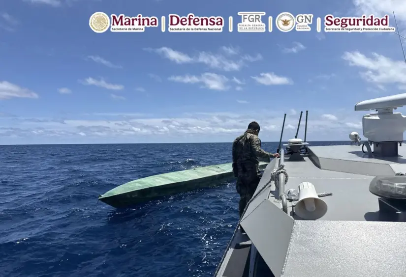 Marina asegura 3.5 toneladas de cocaína en costas de Guerrero El cargamento de droga se encontraba en una embarcación tipo semisumergible. Foto: Marina