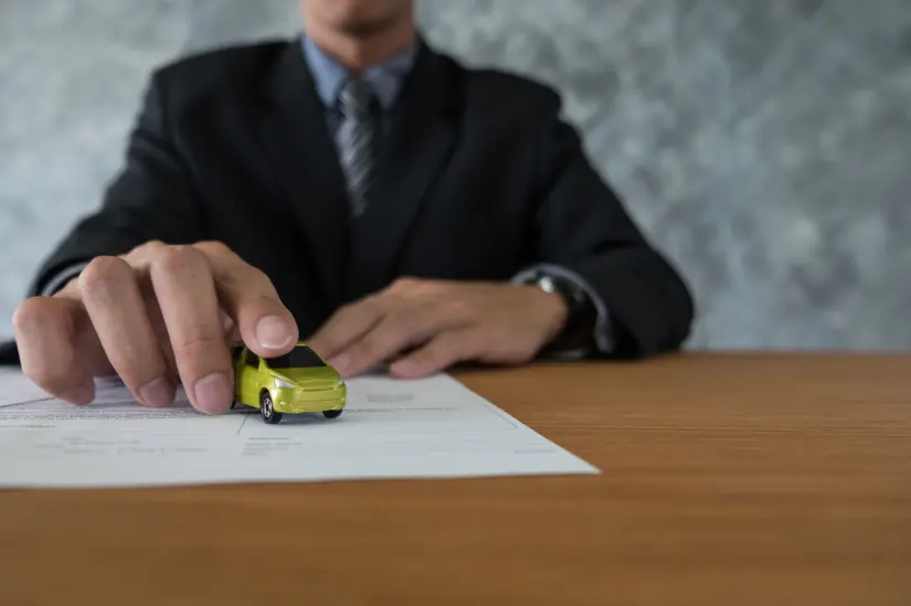 Estos son los pasos que debes seguir para dar de baja las placas. Foto: Freepik. 